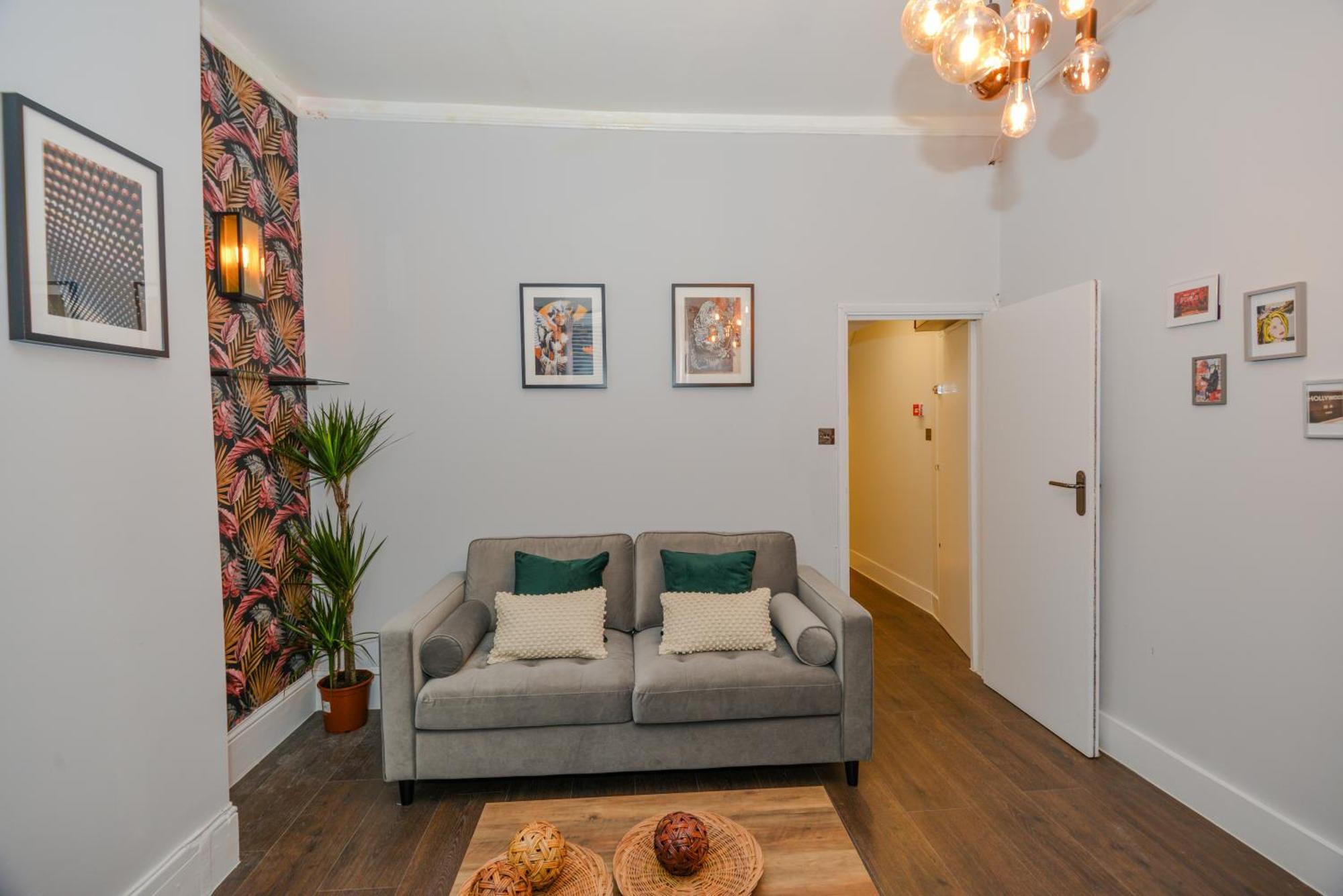 Cosy 1 Bedroom Home For Small Families London Kültér fotó