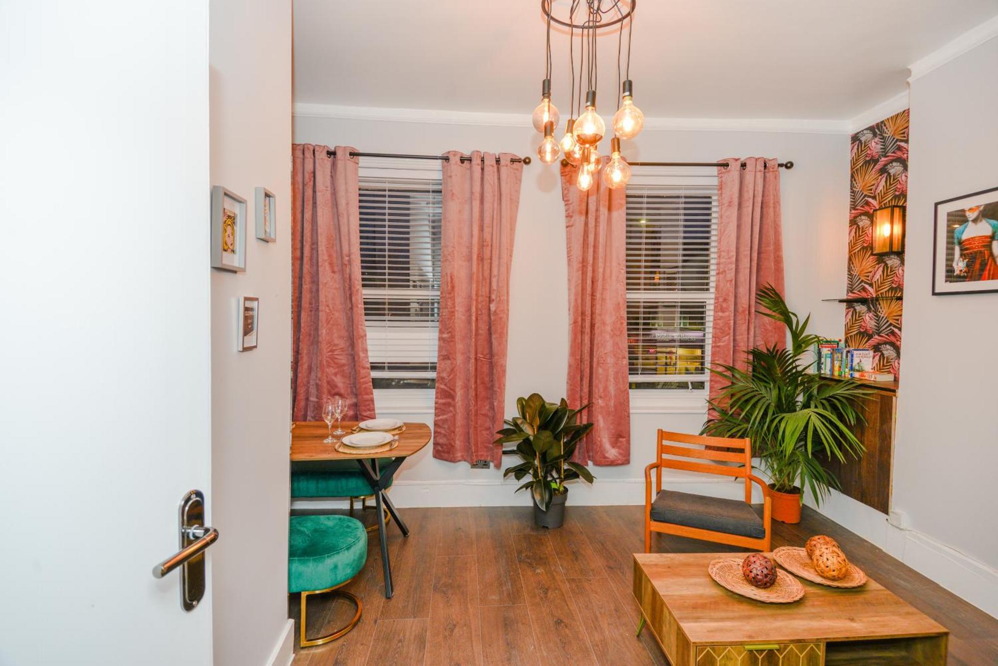 Cosy 1 Bedroom Home For Small Families London Kültér fotó